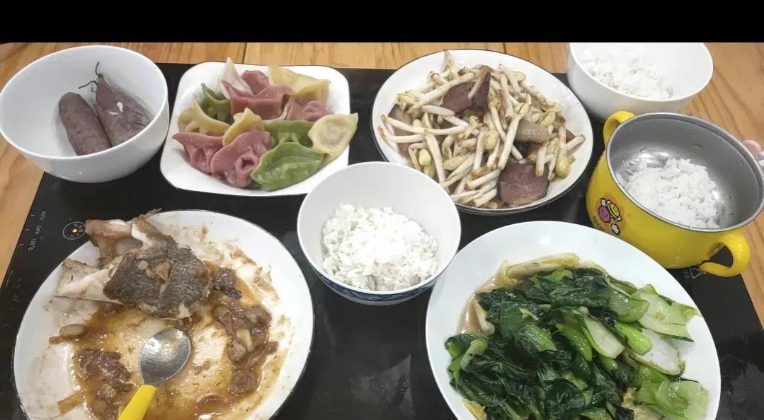 挑战全网最寒酸年夜饭！
第一次来男朋友家过年，早一个星期就说过要来了，头一回和男