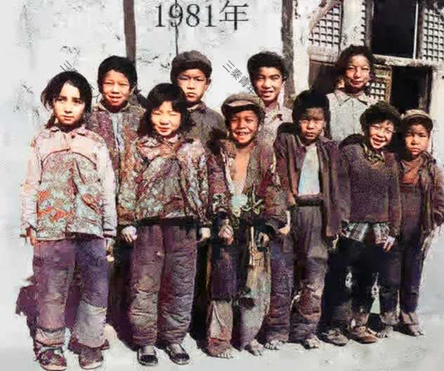 1981年，山西吕梁的一群小学生合影照曝光了，他们身上穿的全是“补丁”衣服，有的