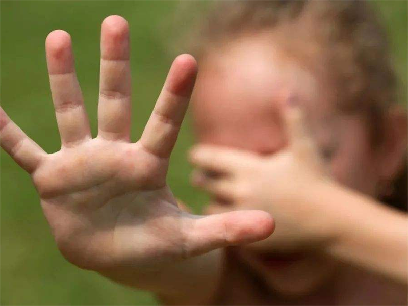 #宝妈育儿交流# 有的性格比较温吞软糯的小孩，他们是缺乏足够的勇气来拒绝他人的，