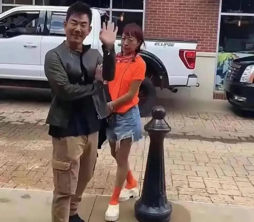 任贤齐与其妻子虽然仅相差三岁，但看起来像母子一样。在这张照片中，陈则妤穿着一件鲜