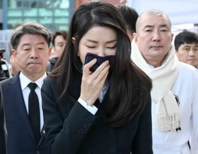 再秀演技？韩第一夫人出席葬礼，捂着脸痛哭
12月2日当天韩国第一夫人参加一场法师