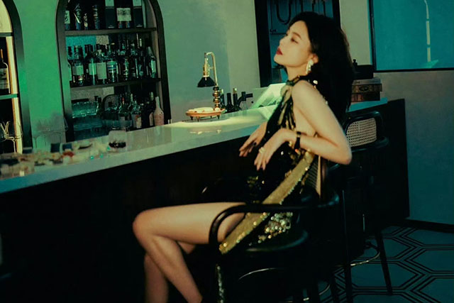 演艺圈改名转运，是很常见的事。
最近因《繁华》大火的辛芷雷，原名辛蕾。沈腾春节档