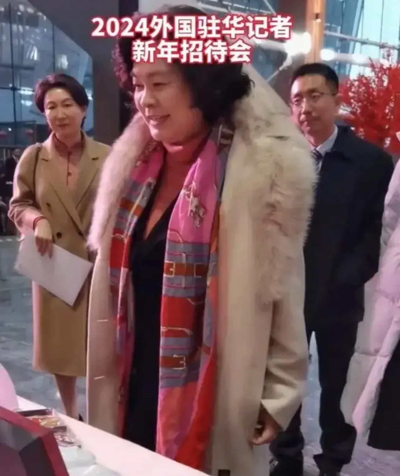 华姐官越做越大，穿着也越来越霸气！