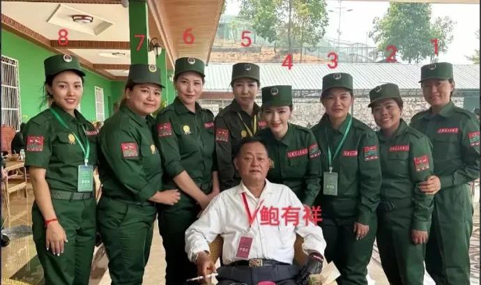 这位缅北佤邦的大佬鲍有祥，令人瞩目。他身后是他和第一位夫人李玉恒所生的八个如花似