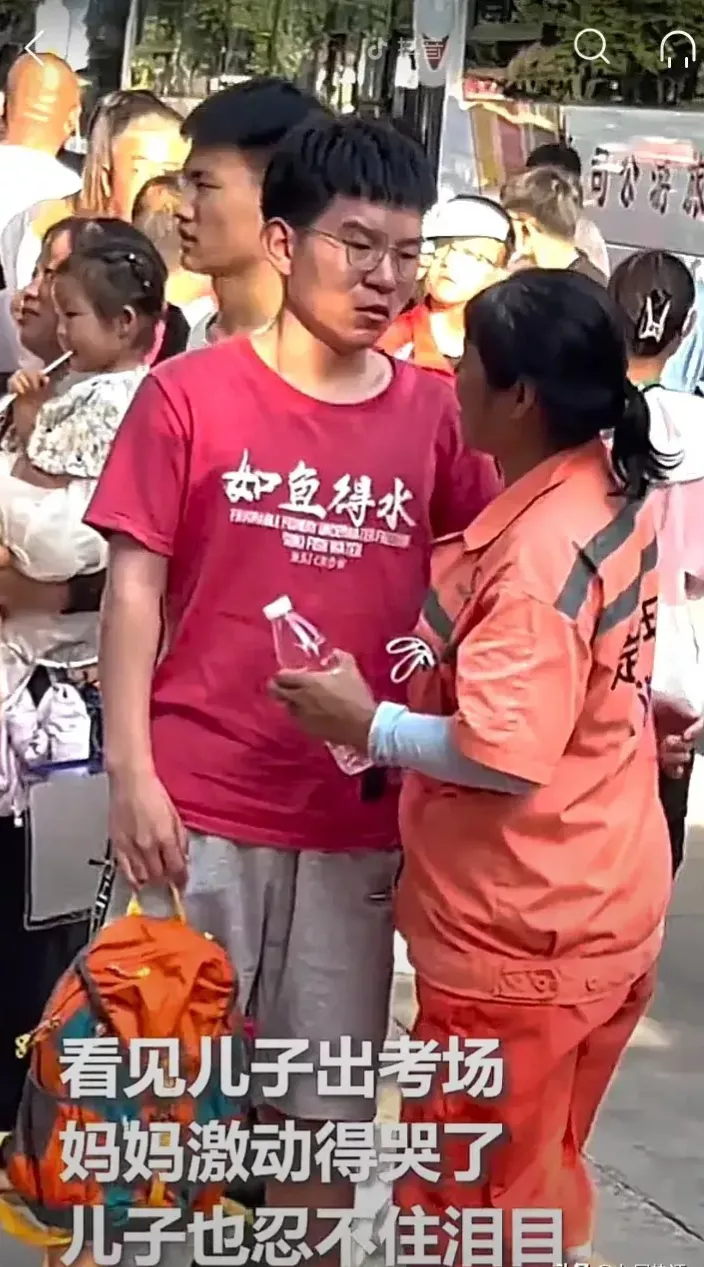 很多人不理解这对母子为什么哭，我们这的环卫工工资也就2000左右，工作风吹日晒，