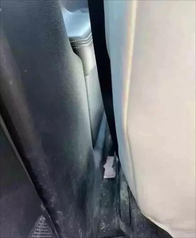 在出租车里发现了这个，我到底要不要捡。