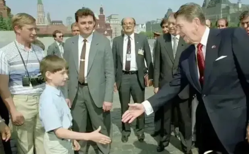 1988年的普京！
这张照片拍摄于1988年，当时的美国总统里根在苏联红场和一个