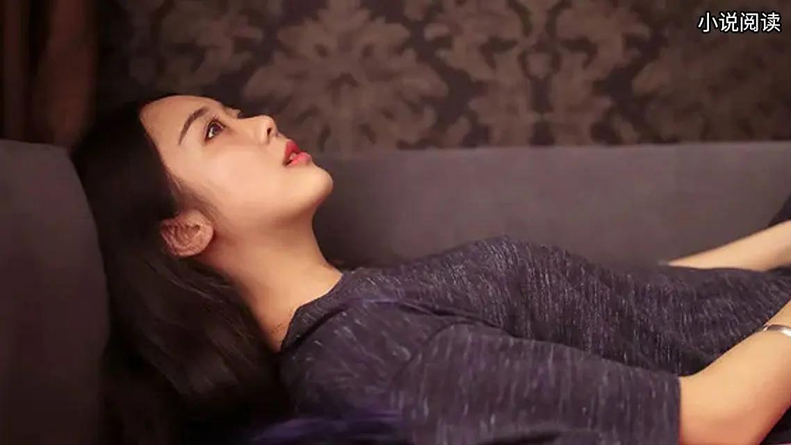 黢黑的大铁锅内青红萝卜上下翻滚，前夫一家拿着碗筷守在一旁，而我正跟着萝卜一起在锅里翻滚~