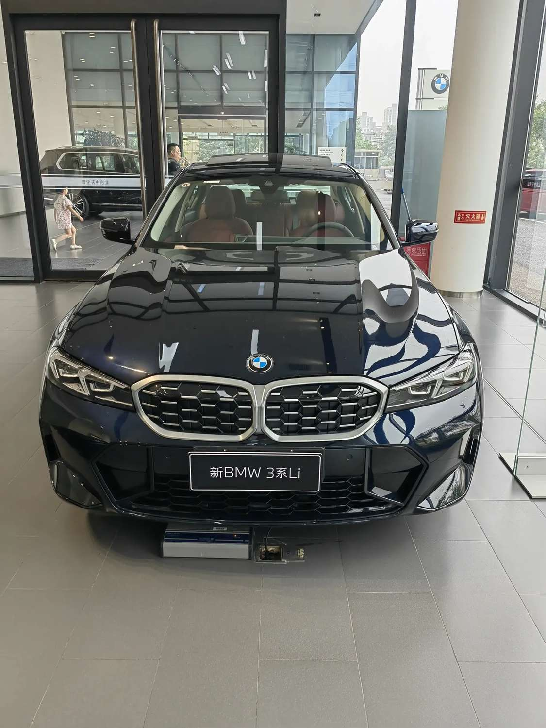 兄弟们给个建议 ，这两个车提那辆合适？