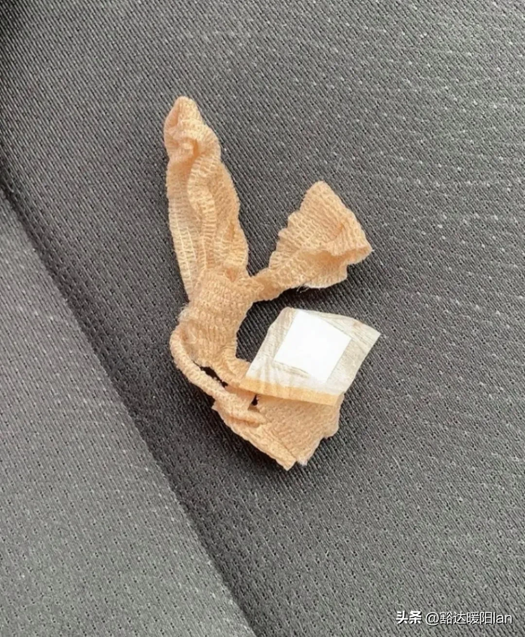 这玩意儿，老公车上发现的，他说也不知道是谁的，能还能信他么？