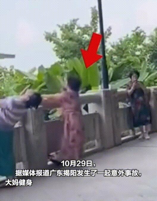 “三问”大妈拉断石栏事件！！！
该事件直接原因是大妈拉断了石头护栏，护栏还摔成了