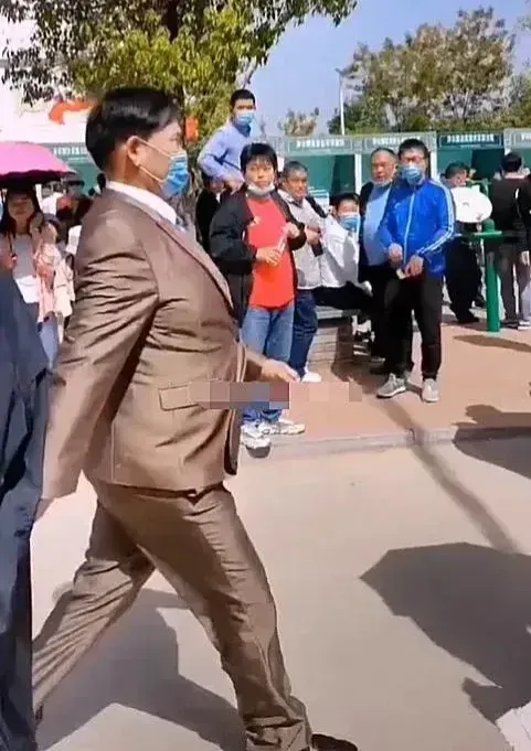 看到大衣哥朱之文这么大腹便便一览无余的样子，我立刻陡增了保持体形的动力。犹记曾经