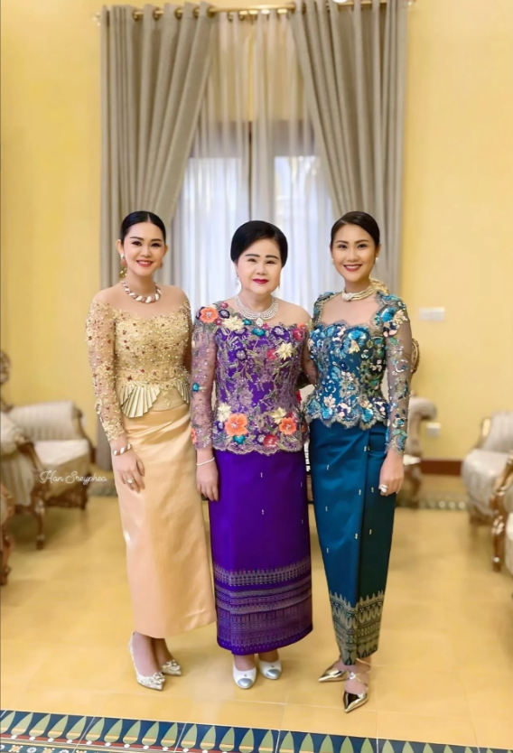 洪森夫人文拉妮与两个女儿，大女儿洪玛娜（右）和小女儿洪玛丽（左）