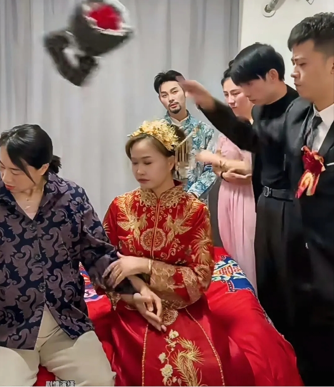 婚礼现场，新娘子向新郎提出了一个要求，新郎却将手里的花束扔了，众人都愣住时，新郞