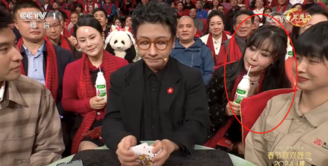 这广告植入也太过分了，没必要把一场晚会弄得那么铜臭吧