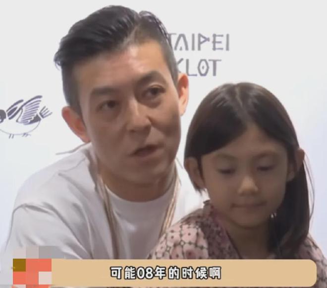 #陈冠希主动谈起不雅照风波# 转眼，艳照门事件已经过去15年了。日前，陈冠希抱着