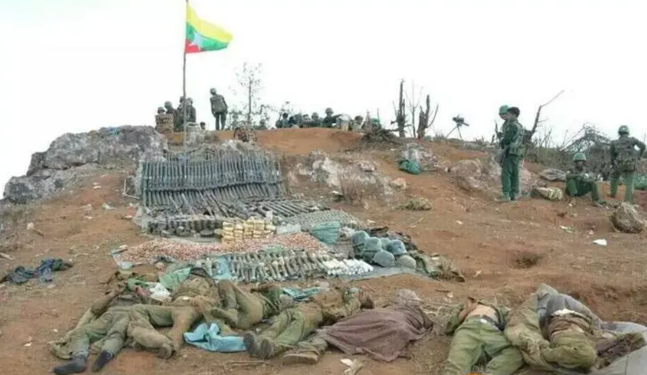 果敢同盟军同盟军在昨晚继续与敌军激战，一些果敢士兵改穿缅军军服，在老街城的郊区抓