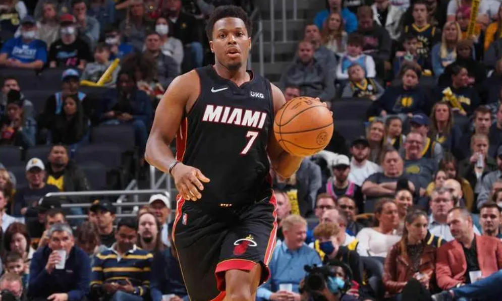 今日NBA常规赛，热火三节“烤焦”黄蜂！巴特勒表情轻松的第四节都没上场。老洛瑞百