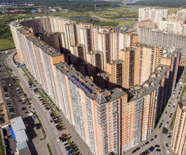 这个房子很夸张吗？俄罗斯圣彼得堡的这栋房子住了18000人，惊呆了老外。

其实