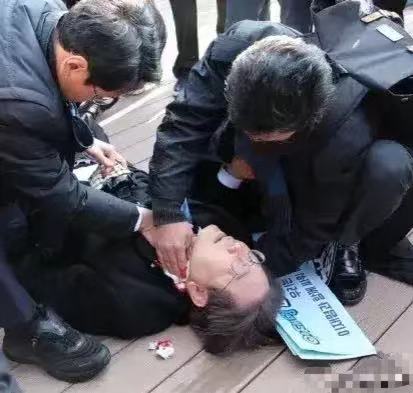李在明血染白衬衫！
有没有懂的啊？
这个位置受伤有没有伤到大动脉啊？
虽然不是他