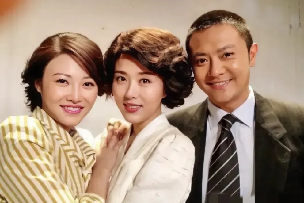 中间的女人，让人眼前一亮。好美呀，这是谁？
