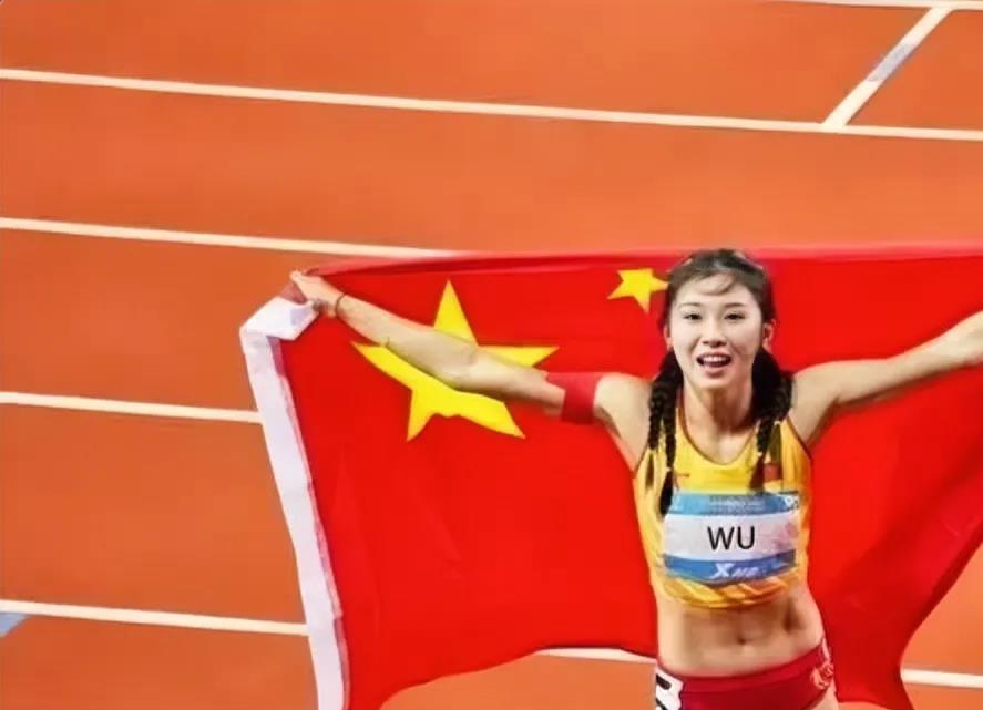 有网友质疑吴燕妮为何在没有夺冠的情况下可以身披红旗绕球场庆祝？我专门查了一下，发