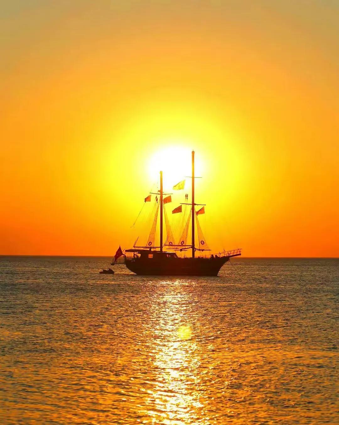 一位基督徒老太太坐船去看望小女儿，海中突然遇险，客轮大幅摇摆不定，船上乘客惊恐万