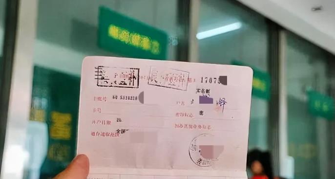 福建厦门，一女子路上被两名歹徒，抢走身份证和存折，还被迫说出了密码。女子立即跑到