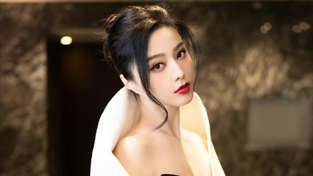 范冰冰现身机场，带着作品前往柏林电影节，穿开叉裙膝盖伤疤明显