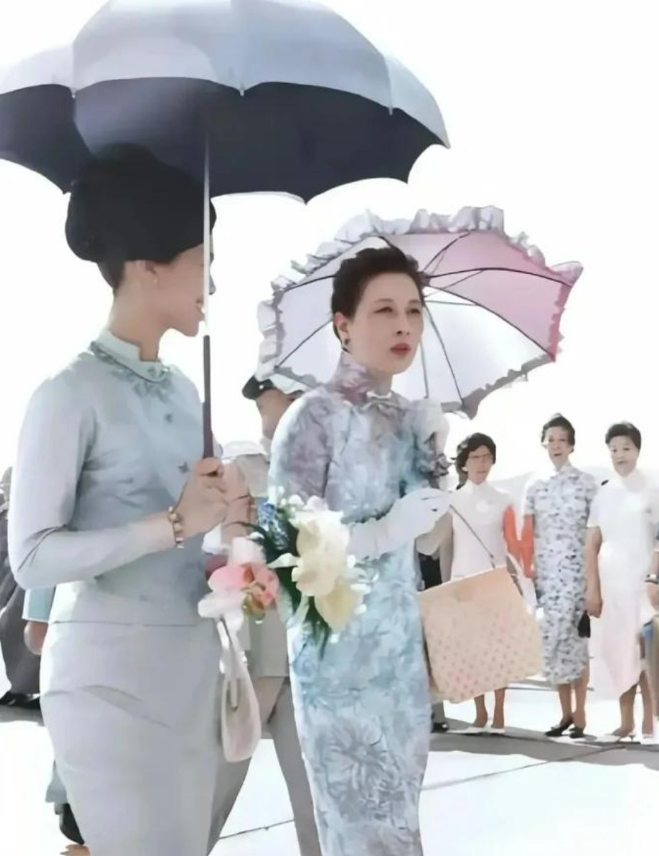 1963年，台北机场，年过花甲的宋美龄和泰国诗丽吉王后，留下的一张合影。

那一