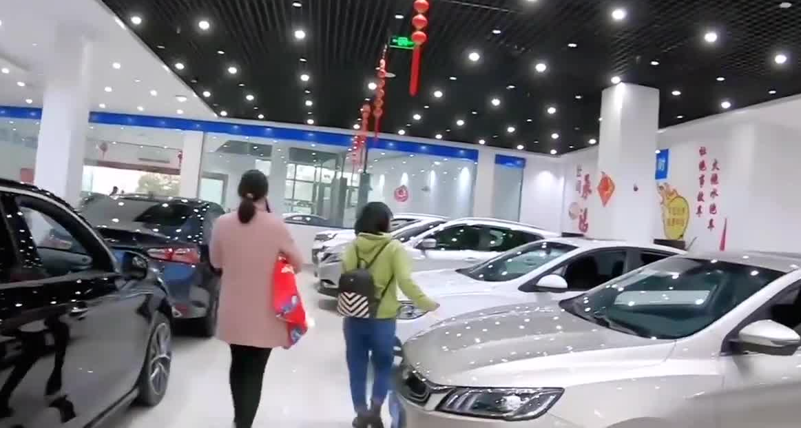 今天下午陪女儿看了一些二手车，结果现在我还为此气得肚子疼。老公倾向于购买一辆20