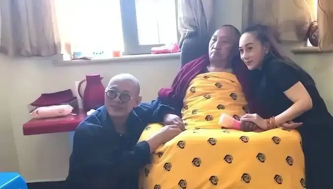 垂垂老矣的李连杰和他风韵犹存的太太。