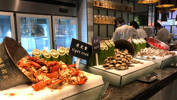 上海浦东，4中年男子去海鲜餐厅吃自助餐，连喝50瓶啤酒