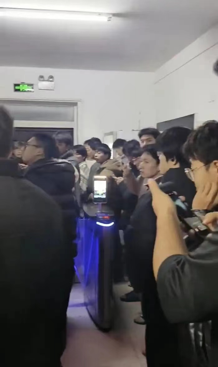 #高校回应宿舍地震时门打不开# 对于这样的解释，估计学生也不认同，学生家长也不认