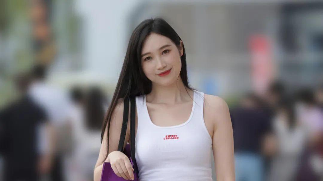 青春亮丽的穿法，牛仔裙搭配小白鞋，清爽减龄又时髦