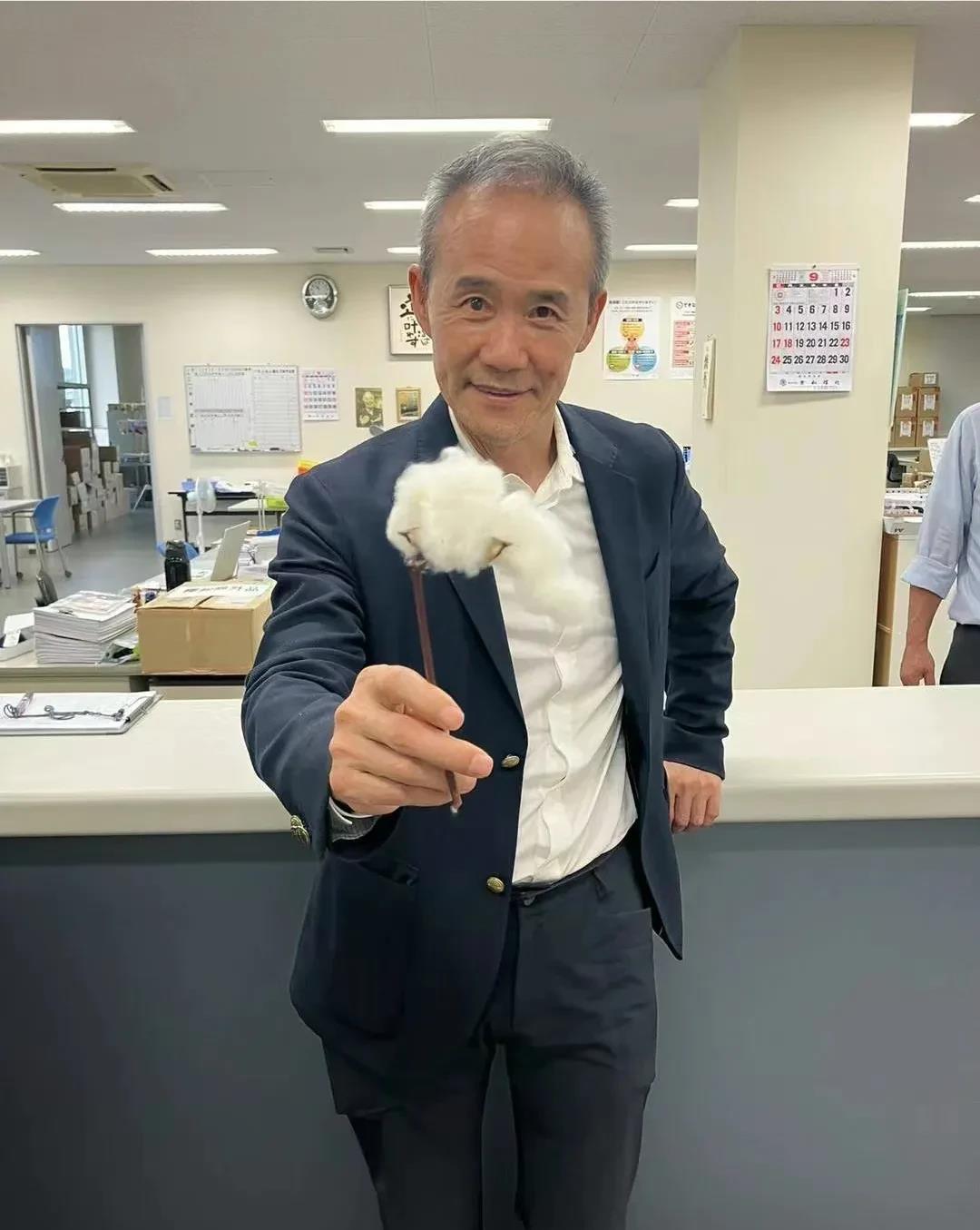 9月6日，王石去了日本著名的鞋袜品牌Tabio工厂，工厂管理层对这位中国著名的企