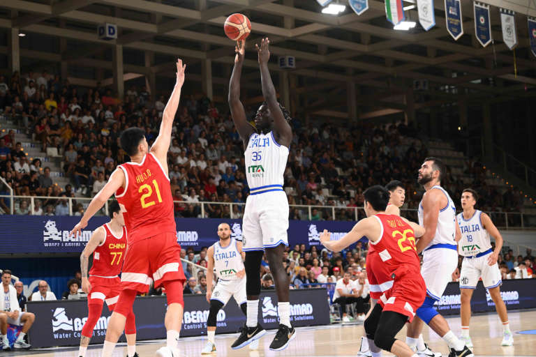 意大利特伦蒂诺杯男篮友谊赛第二场，另一边的土耳其男篮90-63战胜了佛得角男篮。