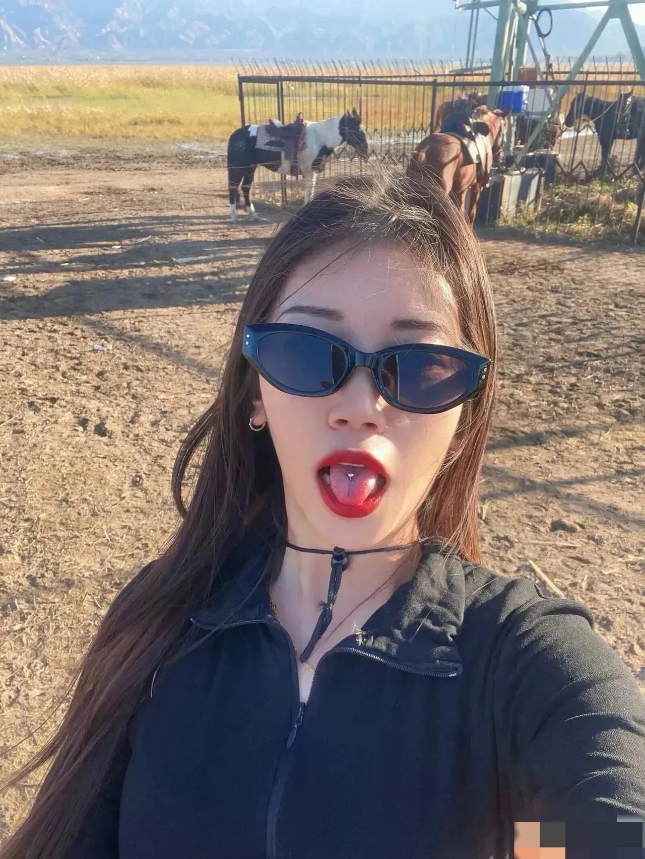 不懂就问，为什么要打舌钉？这种小金属装置含在嘴里，既不能当装饰品，又没有明显的保