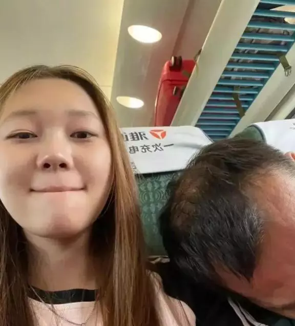 火车上大叔竟然睡着了，该叫醒他吗？
