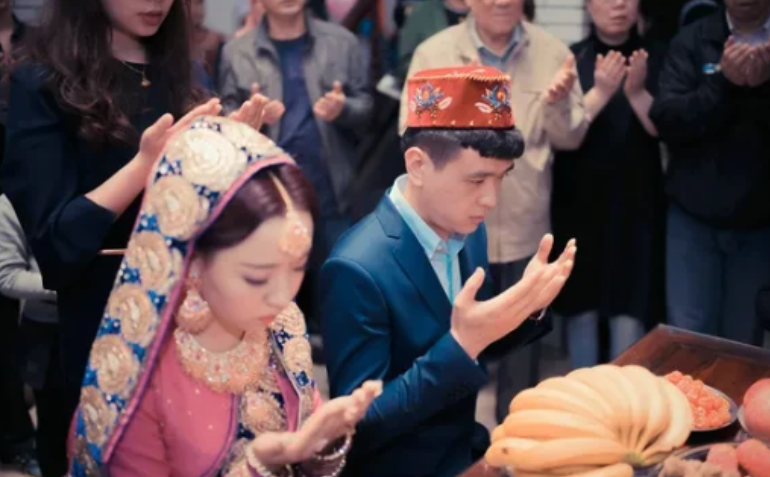 回族女人的"特殊"要求！一个大学同学追了一个回民女孩，经过三年折腾，他们终于修成