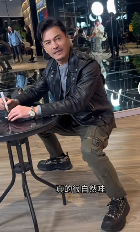 70岁小伙子吕良伟，
近日分享了他年轻的秘诀，那就是常年扎马步。有网友好心地提醒