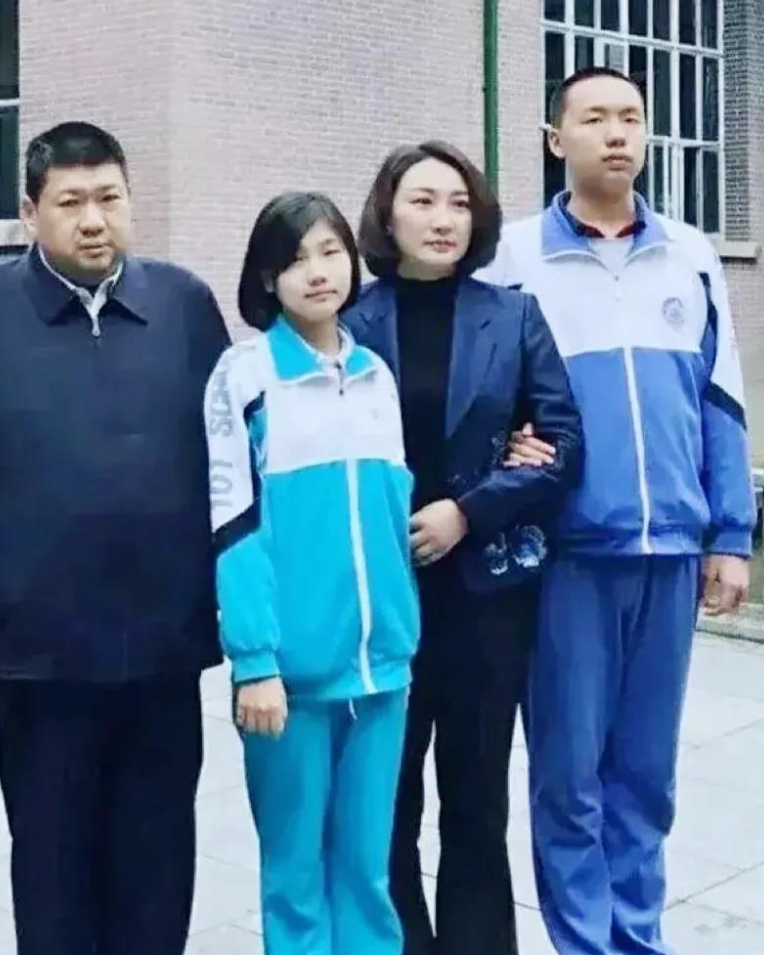 毛新宇曾坦言：“自从毛东东11岁那年开始，我每天都以日记的形式为他写下寄语。我深