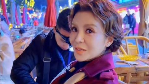 朱迅：尽享成都慢生活，平安夜到鹤鸣茶社沉浸式体验川式“采耳”