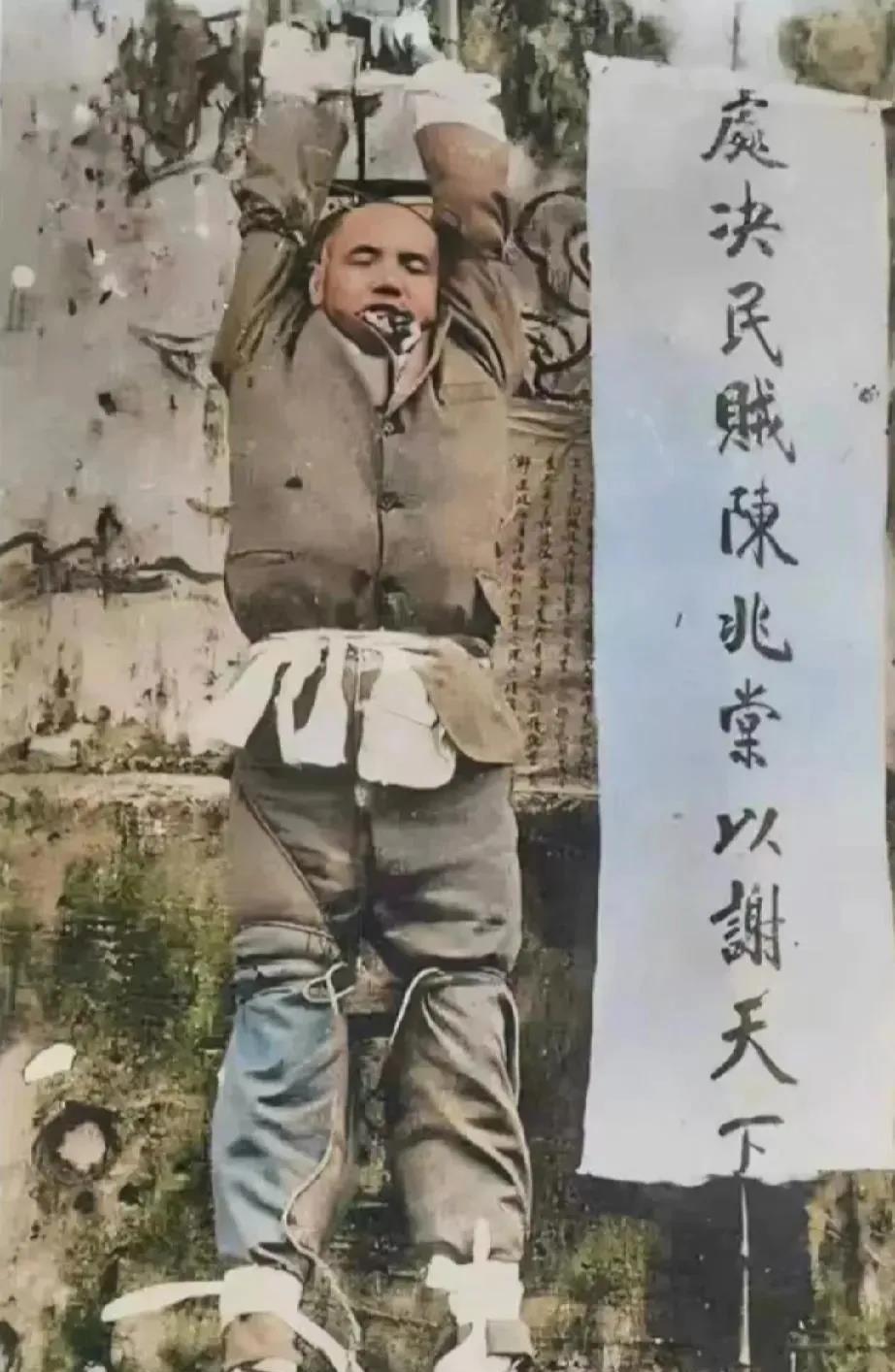 这张照片拍摄于1911年，潮州知府即将被处决时的情景。照片中的他被吊了起来，嘴里