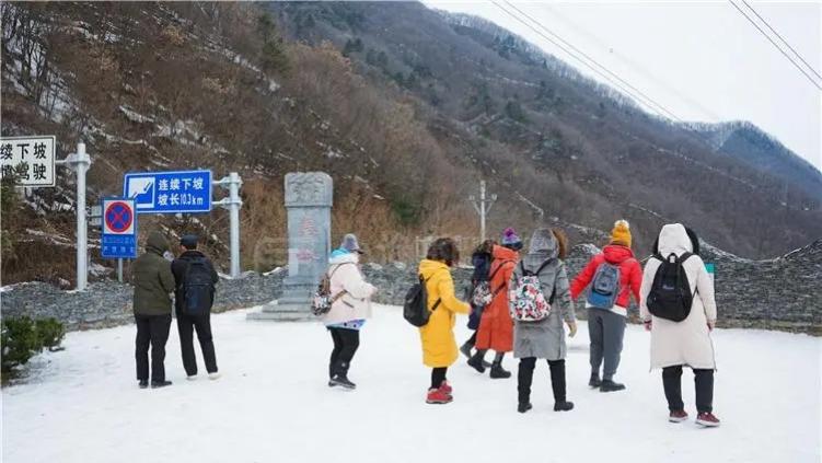 坐绿皮火车去秦岭看雪！西安出发，3H就从北方“穿越”到南方