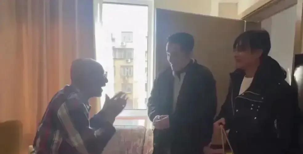 被暖到了，春节期间“阿宝”去养老院看望“爷叔”了！

从游本昌老师一脸惊喜，双手