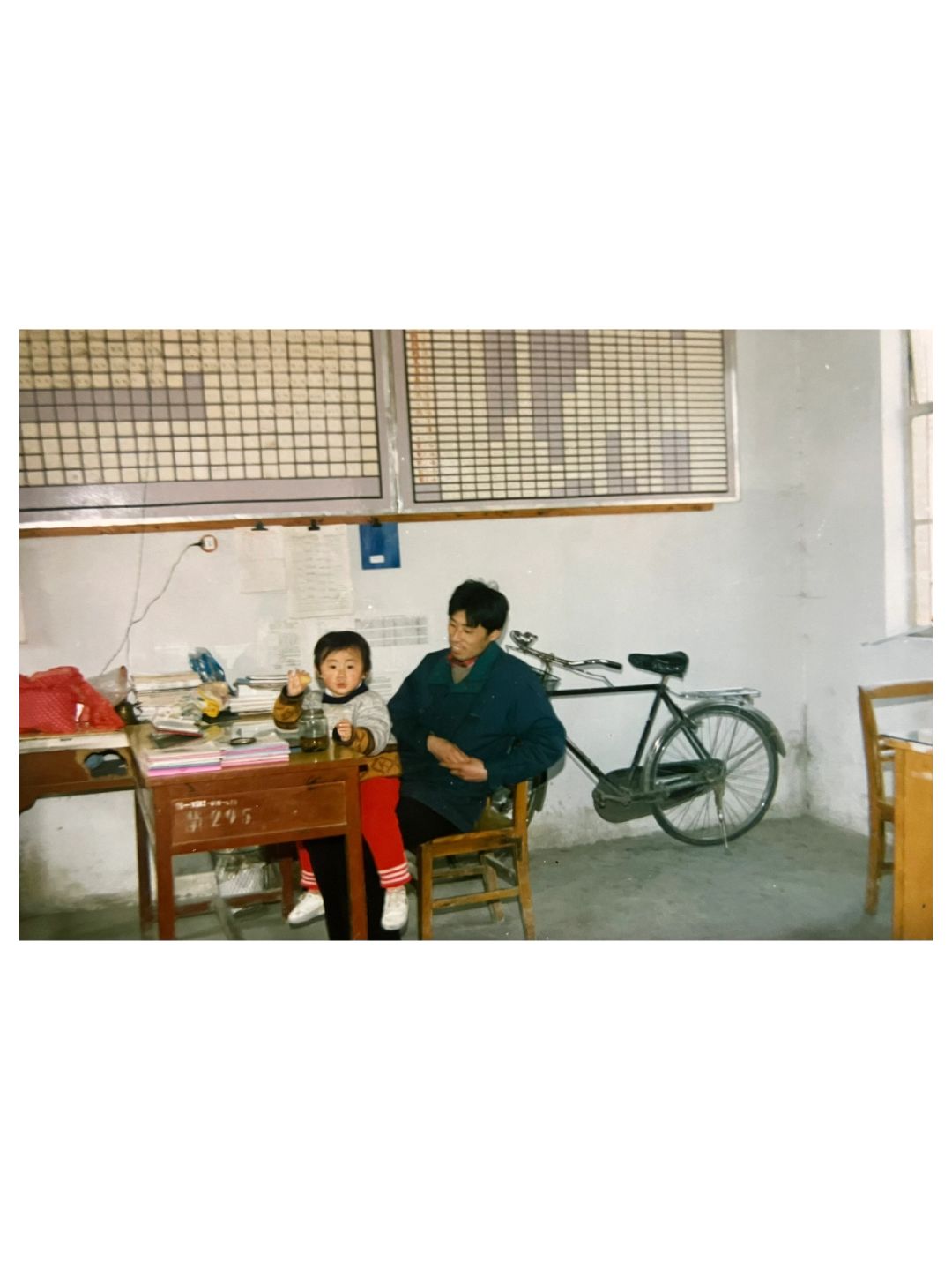 带老爸上春晚｜仿佛现在我回到过去按下快门
春节前大扫除，无意间在家里翻出了老相册