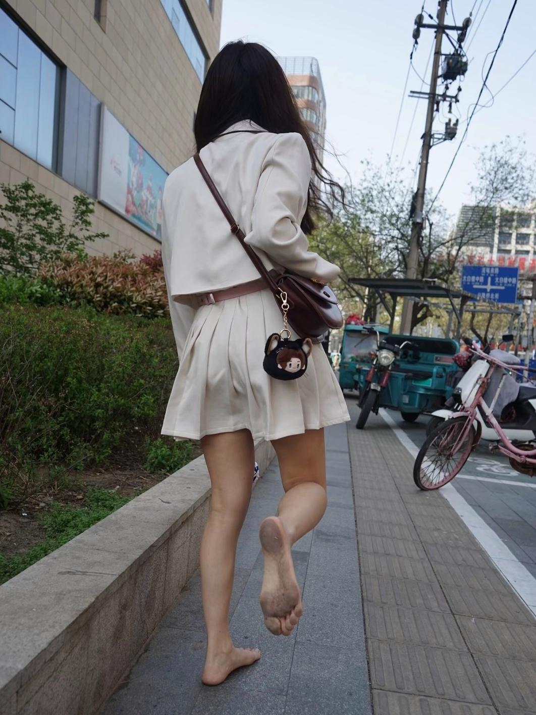 奶茶快卖完了，高跟鞋走路太麻烦，只好舍车保帅了……
