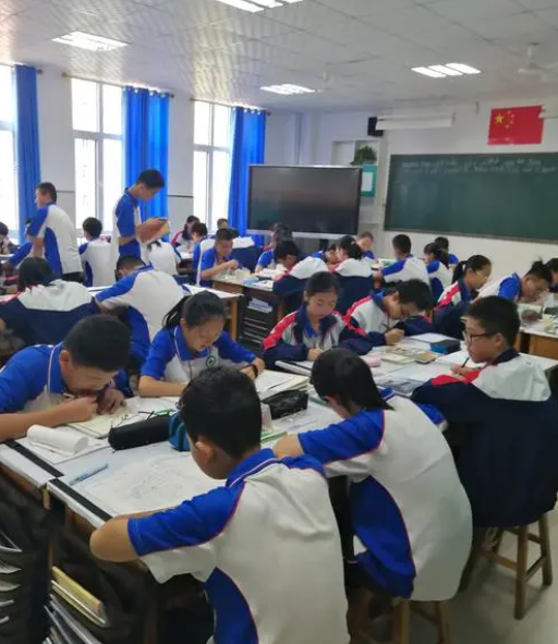 双减顶头摆着，这学校还敢组织晚自习，也是很硬气了。

不过呢，学校聪明的打了个插
