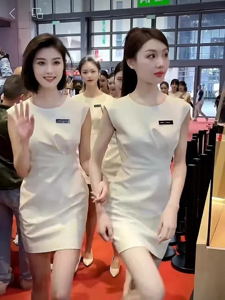 这张照片拍摄于2015年，广东省广州市恒大某楼盘销售现场的情景。照片中的销售代表